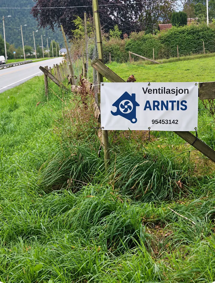 Banner med Arntis-logo festet til et gjerde langs veien i Bjørheimsbygd